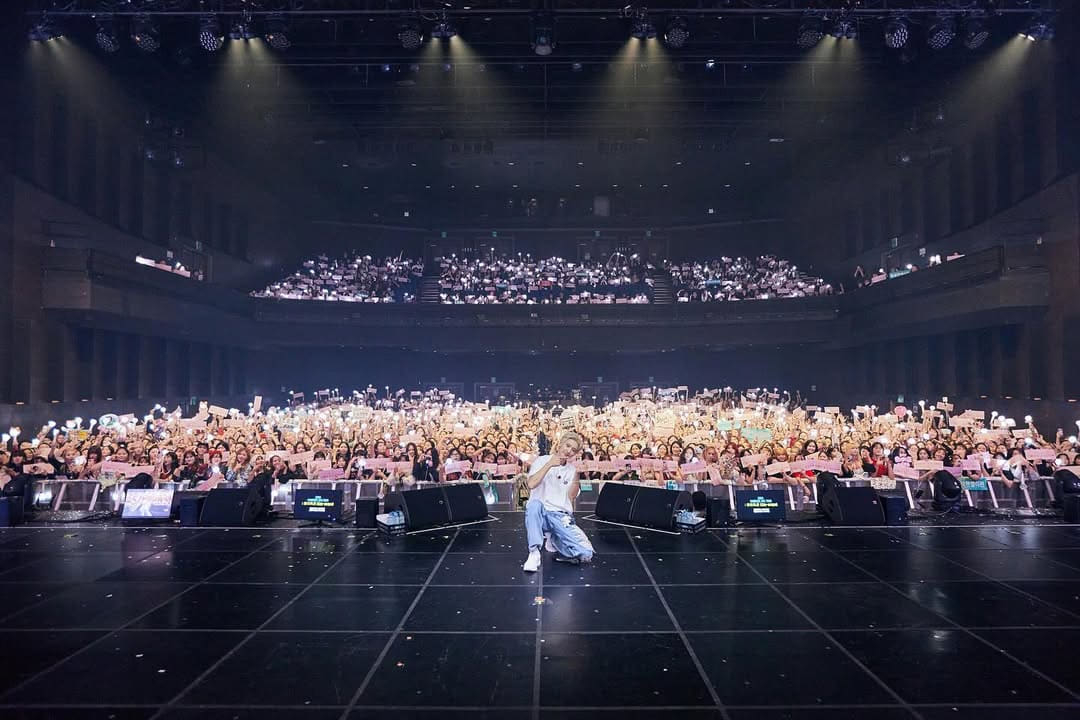 Chanyeol in his music concert posing with his fans