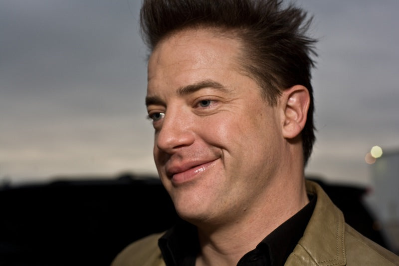 Brendan Fraser looking sideways and smirking 