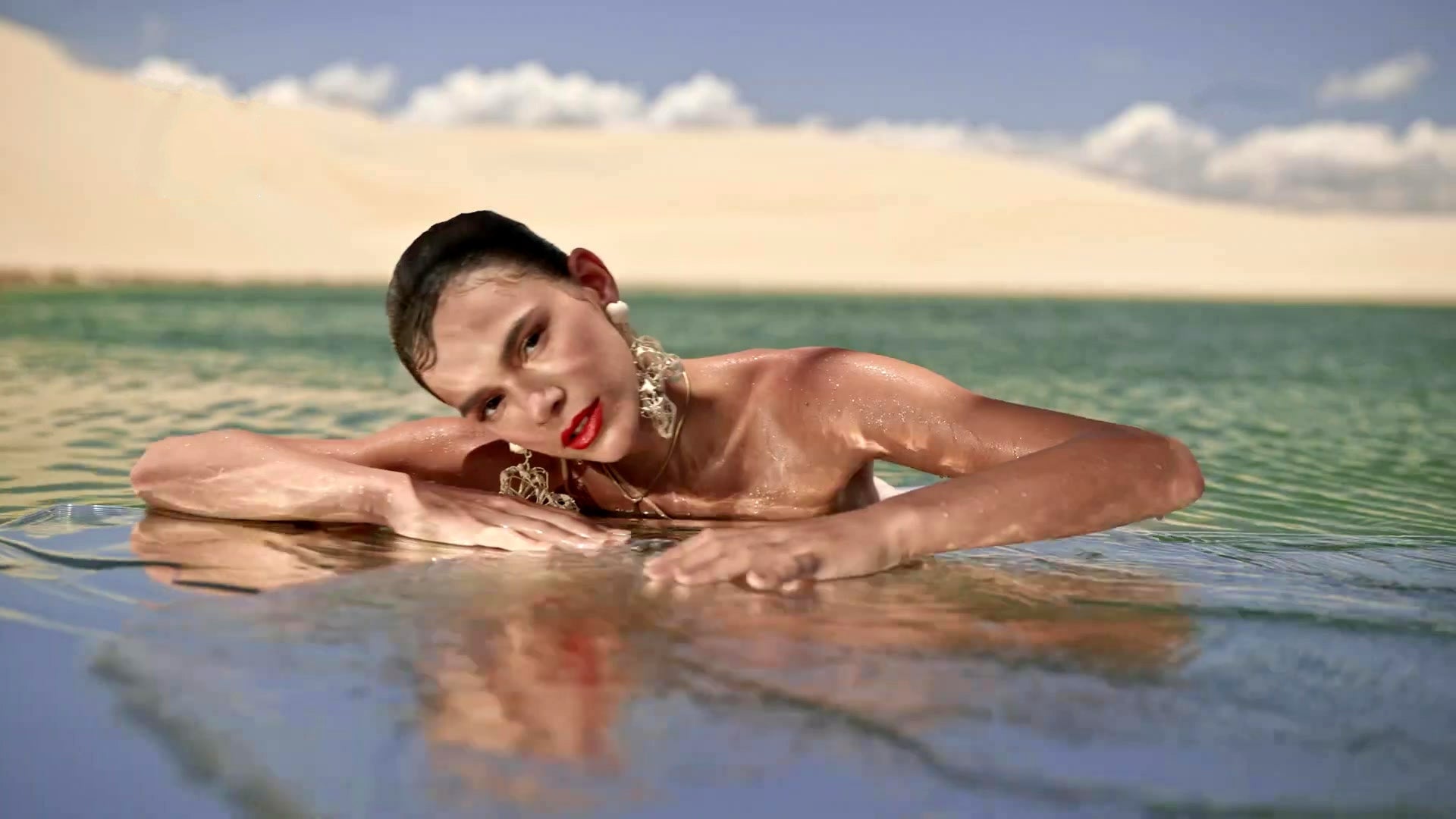 Bruma Marquezine in a swimming pool and looking at the camera.