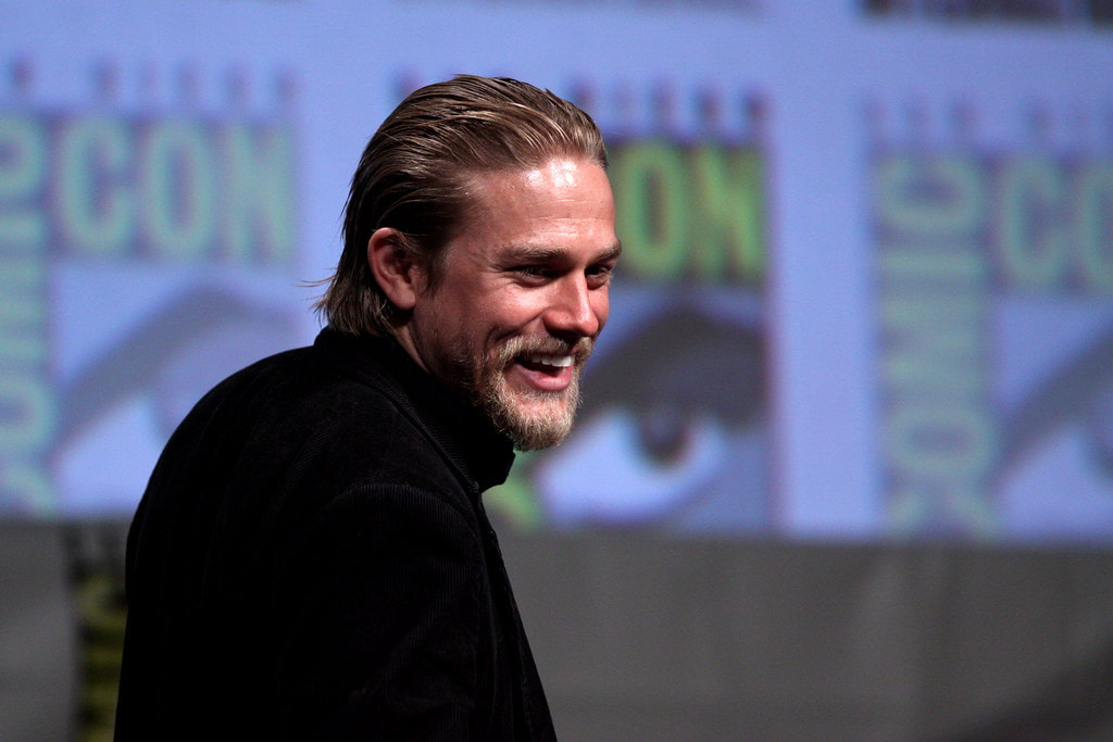 Charlie Hunnam at the Comic-Con event, sporting a sleek black jacket.