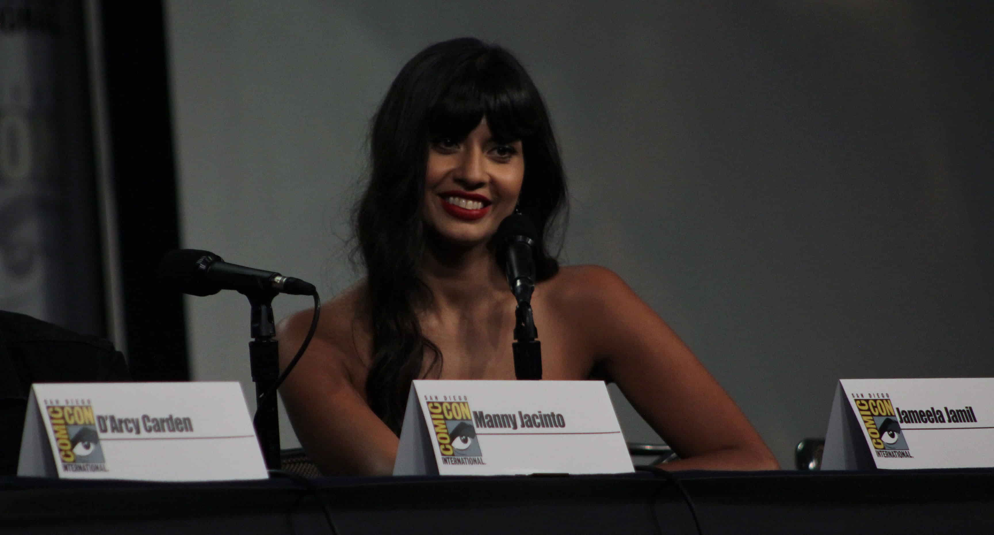 Jameela Jamil addressing the audience at the Comic-Con event