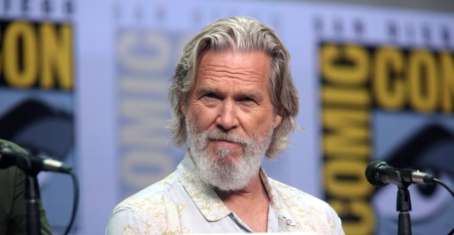 Jeff Bridges in a light colored shit at a comic con event